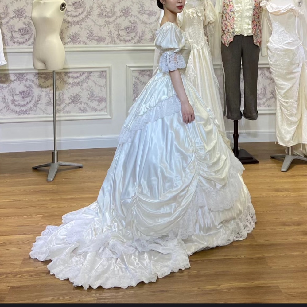 Regal ILGWU Off-the-Shoulder Puff Sleeve Princess Lace Wedding Dress with Train